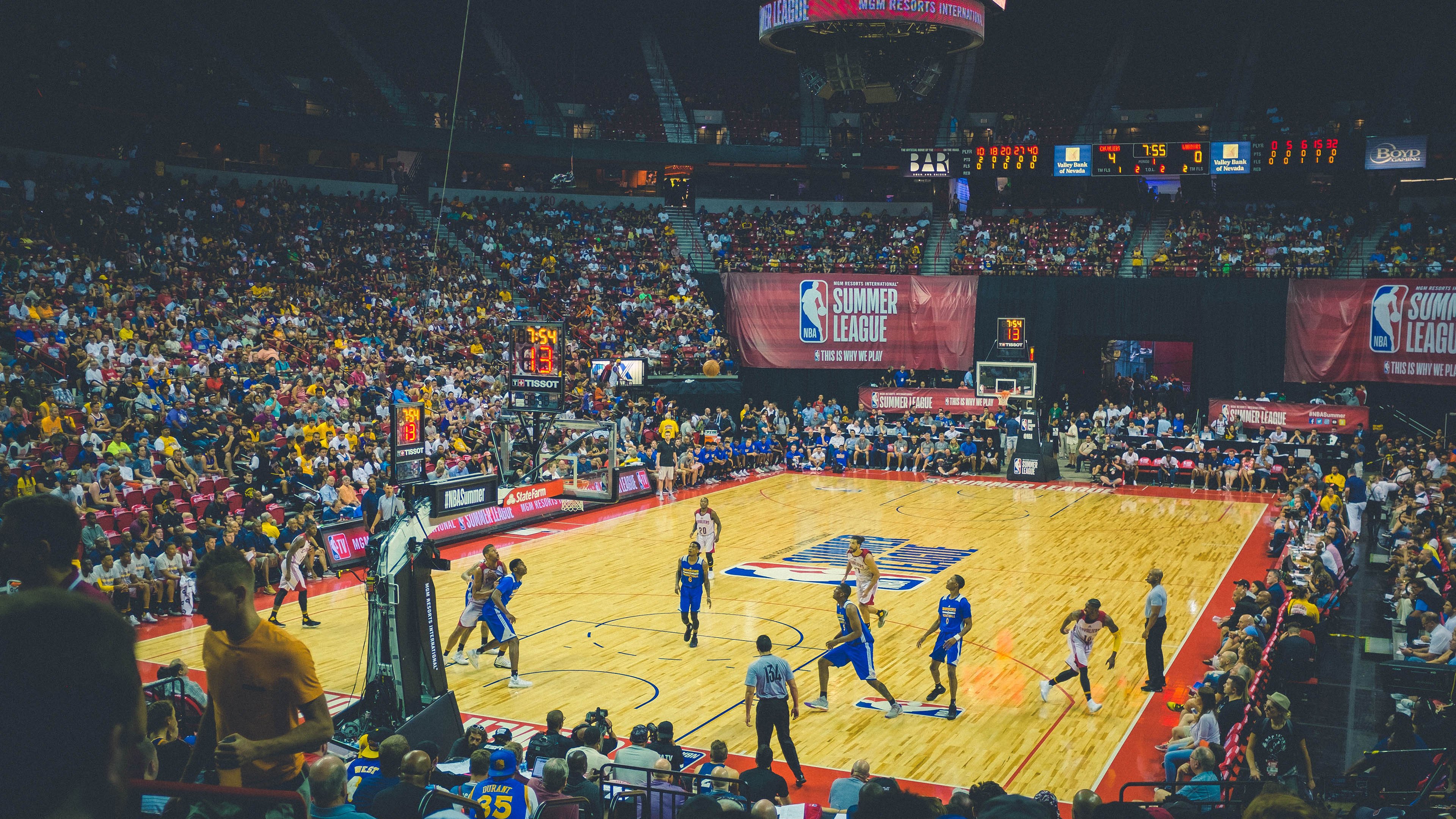 “史诗一战！两队鏖战五局，战术与技巧的巅峰对决”